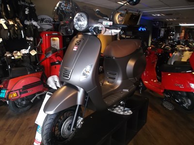 Vx 50 met dubbel zadel en windscherm  aktie prijs € 1699.00