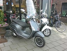 Vespa Sprint 50 Brom 45km, zeer nette Vespa bj 2016, kleur Mat grijs 