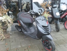 Piaggio Zip Sp met kappen, mat zwart, Snor 25 km Windscherm zwart,